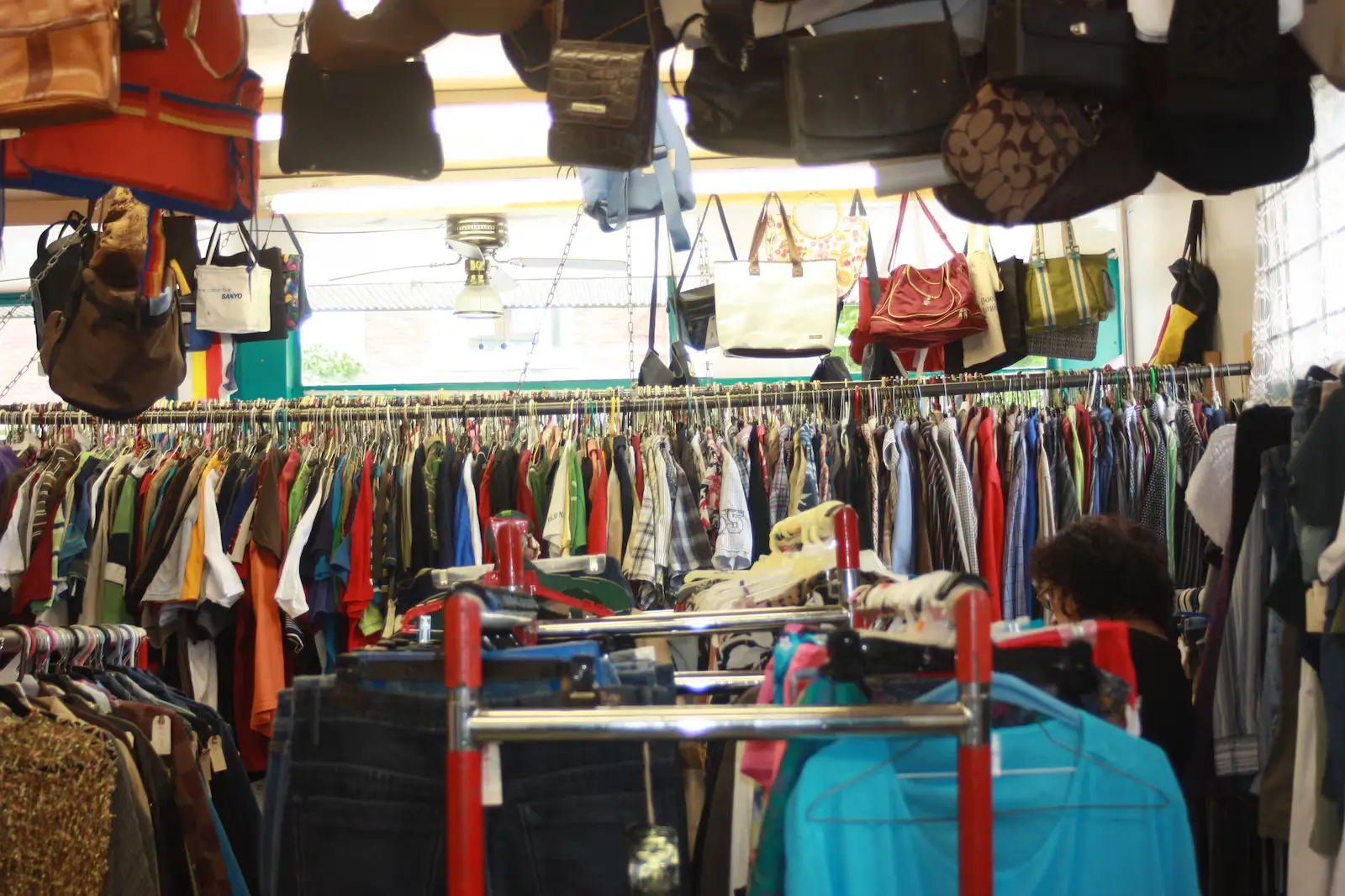 Cette image illustre une friperie locale, un type de commerce très répandu dans les quartiers populaires du Maroc.