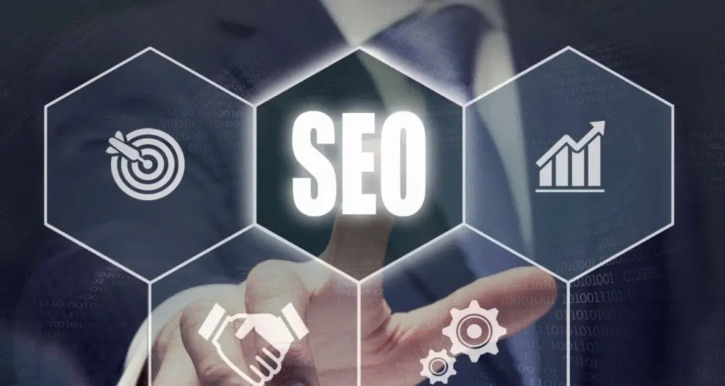 Une main utilisant une tablette projette des icônes en hexagones autour du mot central "SEO", représentant la stratégie, l’analyse, la collaboration, la planification et l’optimisation des performances pour le référencement local au Maroc.