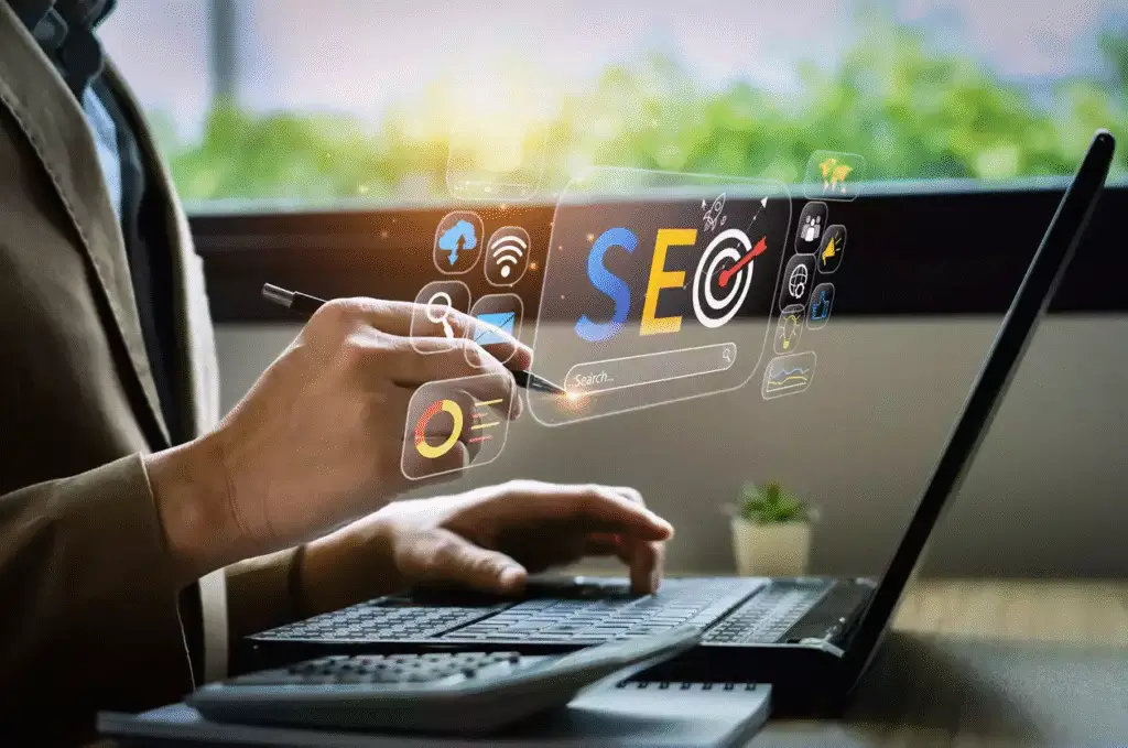 L’image montre un professionnel en costume tapant sur un ordinateur portable. Devant l'écran, des icônes numériques flottantes illustrent divers aspects du SEO (référencement naturel), comme la recherche, le ciblage, les données d’analyse et la visibilité en ligne.